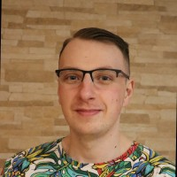 Kuba Kołacz w okularach